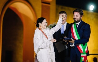 Carla Fracci riceve chiavi Teatro Rossini Gioia del Colle 2020